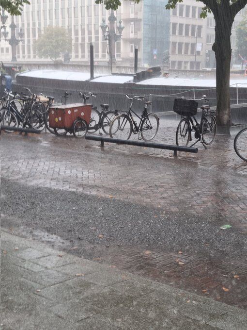 Foto gemaakt door Stefan van de Gijze - Rotterdam - Een klein lagedrukgebied trekt vandaag van west naar oost over het land en brengt buien met zich mee die vooral over de zuidelijke helft van Nederland trekken. 