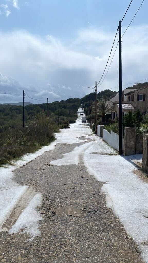 Foto gemaakt door Natasja van den Berg - Mallorca - Een laag ijs op Mallorca. Het gevolg van een stevige hagelbui. Een bijzonder gezicht!