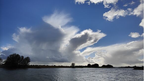 Foto gemaakt door Ton de Brabander - Renkum - Door het enorme verschil in temperatuur aan de grond en op grote hoogte ontstonden stevige buien met lokaal hagel en onweer, maar tussendoor waren er juist ook felle opklaringen Foto gemaakt door Ton de Brabander - Renkum - Door het enorme verschil in temperatuur aan de grond en op grote hoogte ontstonden stevige buien met lokaal hagel en onweer, maar tussendoor waren er juist ook felle opklaringen