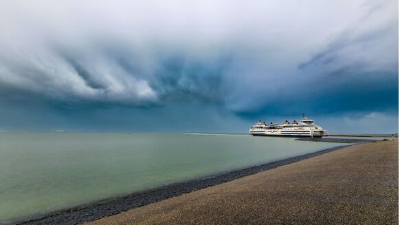 Foto gemaakt door Ilse Kootkar - Den Helder - Dreigende luchten boven zee Foto gemaakt door Ilse Kootkar - Den Helder - Dreigende luchten boven zee