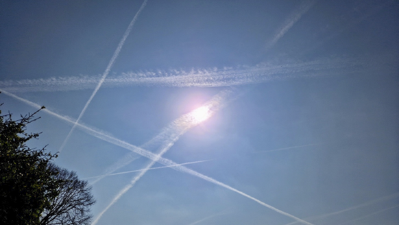 Foto gemaakt door Theo van Dalen - Putten - Vliegtuigstrepen in de lucht Foto gemaakt door Theo van Dalen - Putten - Vliegtuigstrepen in de lucht