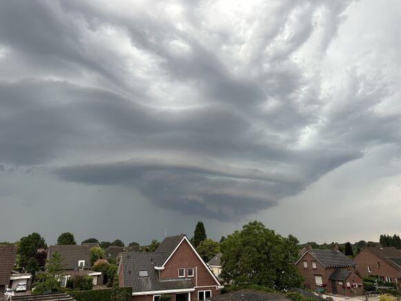 Foto gemaakt door Jos (Weerwoord) - Lottum - Een Supercell vanmiddag in het Noord-Limburgse Lottum. Foto gemaakt door Jos (Weerwoord) - Lottum - Een Supercell vanmiddag in het Noord-Limburgse Lottum.