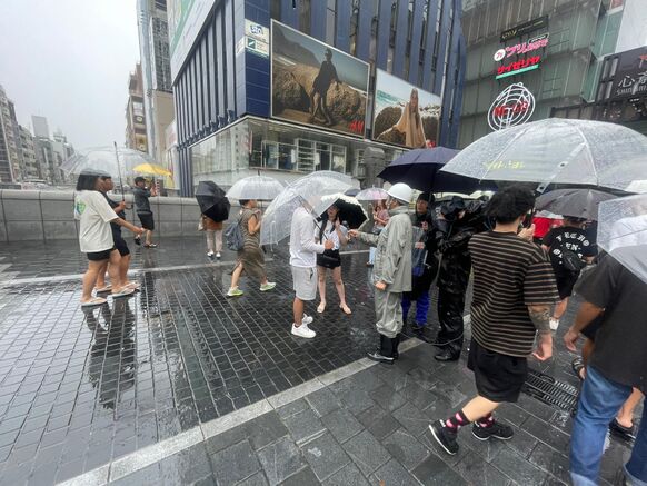 Foto gemaakt door Sterre en Toon - Osaka - De Japanse televisie interviewt nieuwsgierigen op straat. 