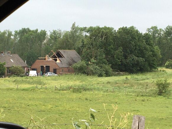 Foto gemaakt door Bas van de Beek - Leersum - Een boerderij met flinke schade bij A. Foto gemaakt door Bas van de Beek - Leersum - Een boerderij met flinke schade bij A.