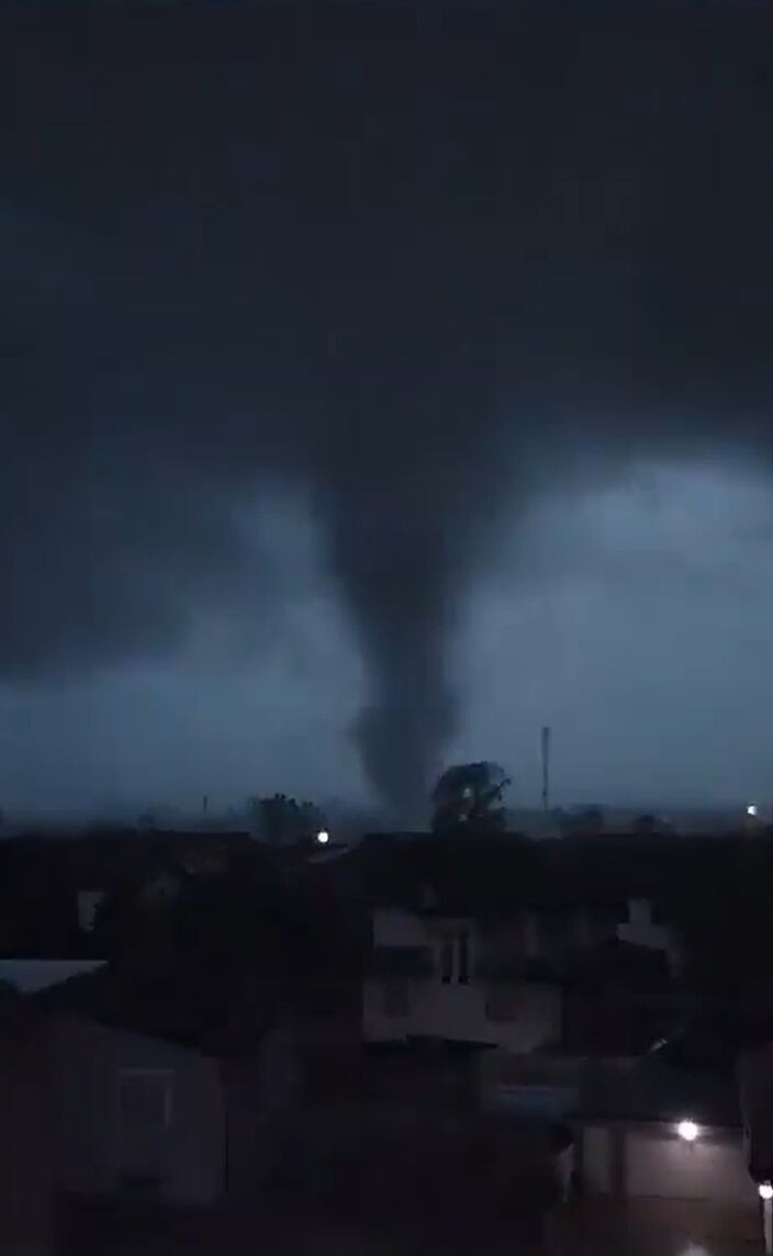 Foto gemaakt door Marco Rabito - Cernusco sul Naviglio (Milaan) - twitter.com/unwetterfreaks/status/1682341135048486912