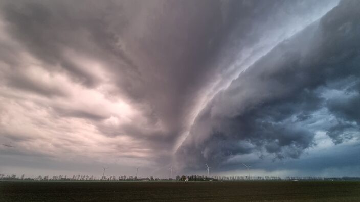 Foto gemaakt door Jannine Sanders-Kroeze - Dronten - Een 'shelfcloud' voorafgaand aan onweer in Flevoland gisterenavond