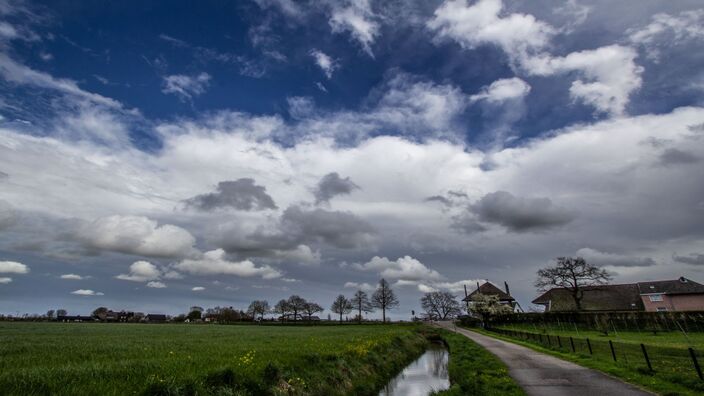 Foto gemaakt door Ab Donker - Buurmalsen - Het sterk wisselvallige weer van eerder deze week loopt de komende dagen geleidelijk op zijn einde. Vanaf maandag breekt de zon door en wordt het echt lente.