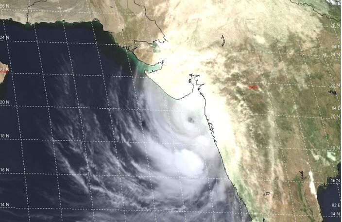 Foto gemaakt door Eumetsat - JTWS - Indiase west-noordwestkust - Cycloon Tauktae trekt langs de Indiase westkust, met veel wind(stoten) en regen