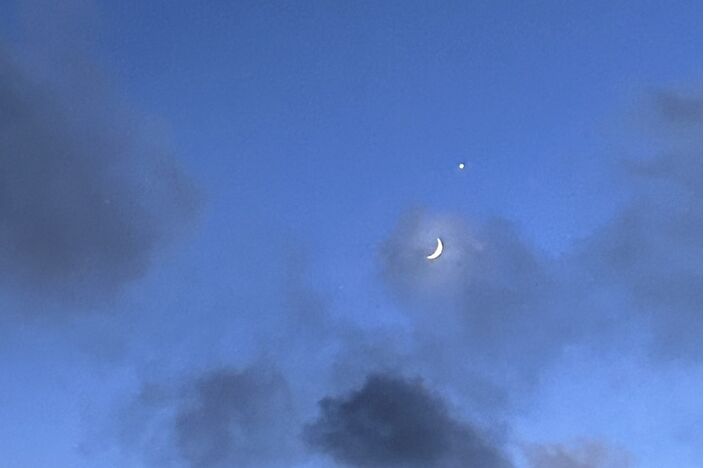 Foto gemaakt door Naomi Geervliet - Haarlem - Afgelopen vrijdag waren de maan en Venus vlak naast elkaar te zien