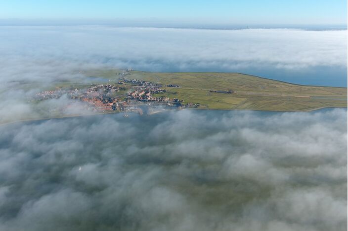 Foto gemaakt door Klaas Sikkema - Marken - Zo doemde Marken gisteren op uit de mist