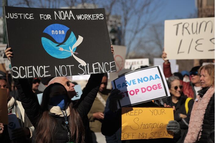 Foto gemaakt door Chip Somodevilla / Getty Images - Silver Spring, Maryland - Honderden demonstranten protesteren tegen de massaontslagen van Amerikaanse overheidsmedewerkers door de regering-Trump buiten het hoofdkwartier van NOAA op 3 maart 2025