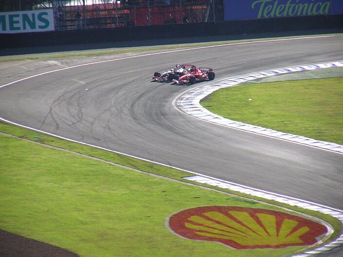 Foto gemaakt door Morio/Wikipedia - Sao Paulo - Een inhaalactie van Michael Schumacher tijdens de Grand Prix van Brazilië in het jaar 2006.