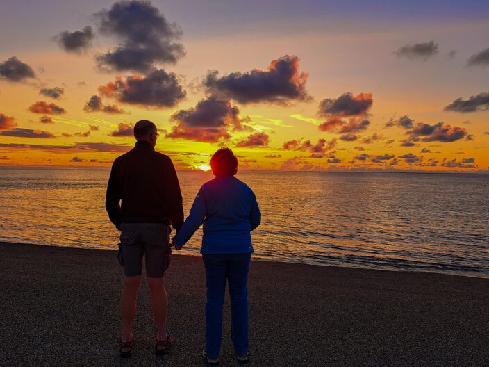 Foto gemaakt door Nel van Es - Den Helder - De zon in de zee zien zakken? Je moet er steeds vroeger bij zijn.