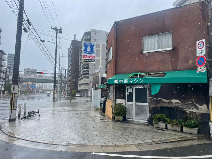 Foto gemaakt door Sterre en Toon - Osaka - Een luifel is tijdens de storm kapot gewaaid.